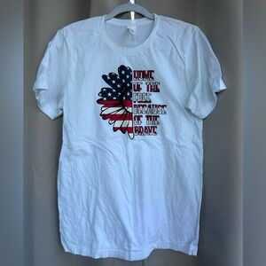 Gildan White Patriotic T-Shirt with Blue and Red Design sz m